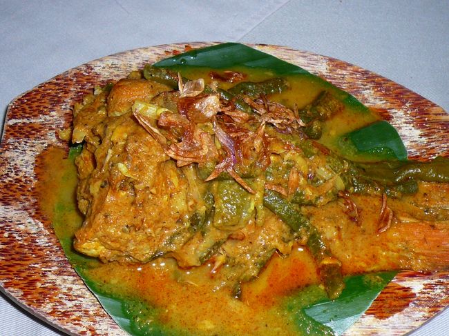 名前は忘れましたが、カレー味の魚料理（22,000ルピー・約２２０円）です。<br /><br />バリ料理とは違って、スマトラ料理はスパイスが独特でした。<br /><br />これは、香草が効いていて美味しかった！！！です。