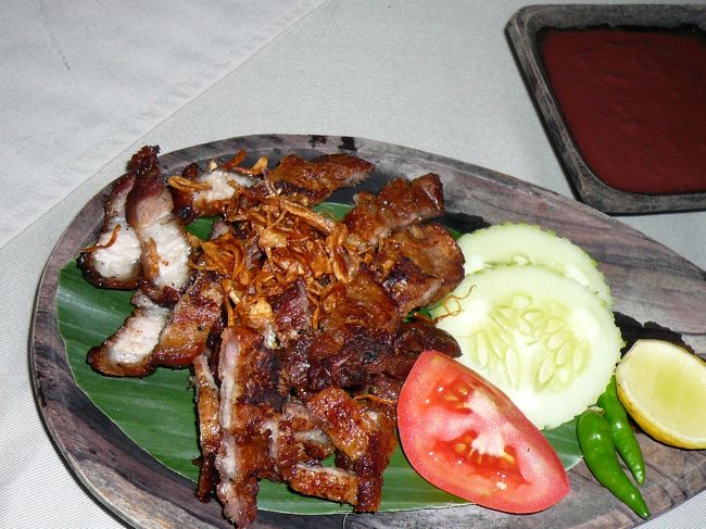 バビパンガン（豚の炭火焼）27,000ルピー・約２７０円です。<br /><br />そのままでもイケますが、右上の茶色いソースを付けると更に美味しいです。<br /><br />その他にナシゴレン、ミーゴレンをオーダーして、合計で102,000 ルピー・約１，０２０円でした。<br /><br /><br />これが最後の晩餐になるはずでした。。。