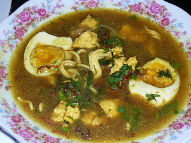 一番感激した料理「ソトアヤム（チキンスープ）」12,000ルピー・約１２０円です。<br /><br />カレー風味で卵もベストマッチしており、これを美味しいといわずして何を美味しいというのでしょう。<br /><br />これだけ食べただけで、来て良かったと思ってしまいます。