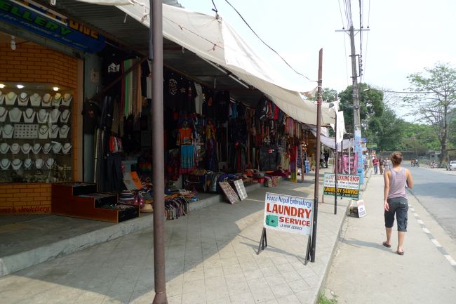 ネパール4日目。カトマンドゥへ向けて出発。<br /><br />私が乗ったRs500のバスとRs250であろうバスの違いはというと、私のバスはショボイけど一応観光バス的な座席になっており荷物はトランクに積まれる。（バックパックにカバーをかけなくても汚れたり濡れたりしない）それと比べてさらに安いバスだと路線バスレベルの座席に荷物は屋根の上ということになる。<br /><br />まあ、どちらを選ぶかは個人の自由だよね。