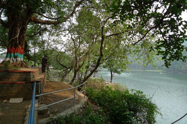 （写真はポカラのフェワ湖）<br /><br />でもネパールではこんなの日常茶飯事。隣に座っていたオーストラリア英語の女の子は「ポカラに来るときもこうだったんだよね〜。23時間かかちゃってさ〜」（本当なら7時間くらい）と余裕たっぷり。事故現場まで歩きそこでヒッチすると言って去っていった。<br /><br />結局その場に5時間くらい停車していたのでカトマンドゥに着いたのは21時近く。