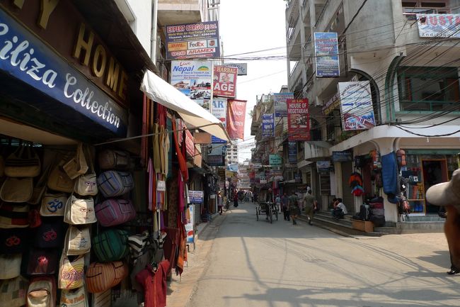 無事タメル地区に宿（Hotel Elite）を確保し（ツインシングルユース、ホットシャワー付きでRs200＝約260円）、ネパール5日目は朝から観光。<br /><br />タメルと言えば安宿、お土産屋、旅行代理店、両替商などが軒を連ねる、アジアを代表する安宿街のひとつ。