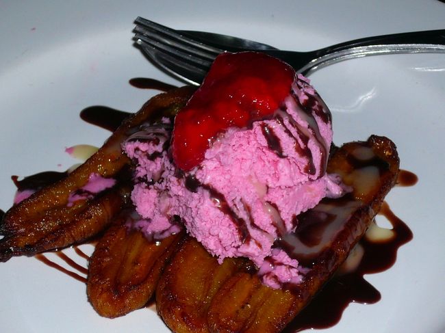 バナナスピリット(ピサンゴレンアイス）12,000ルピー・約１２０円<br /><br />２度の最後の晩餐でお腹いっぱいのはずですが、これは別腹。<br /><br />ストロベリーアイスとチョコソースが揚げバナナに合う〜♪<br /><br />その他、ナシゴレン、ビンタンビール(大）をオーダーし、合計74,000ルピー・約740円　でした。