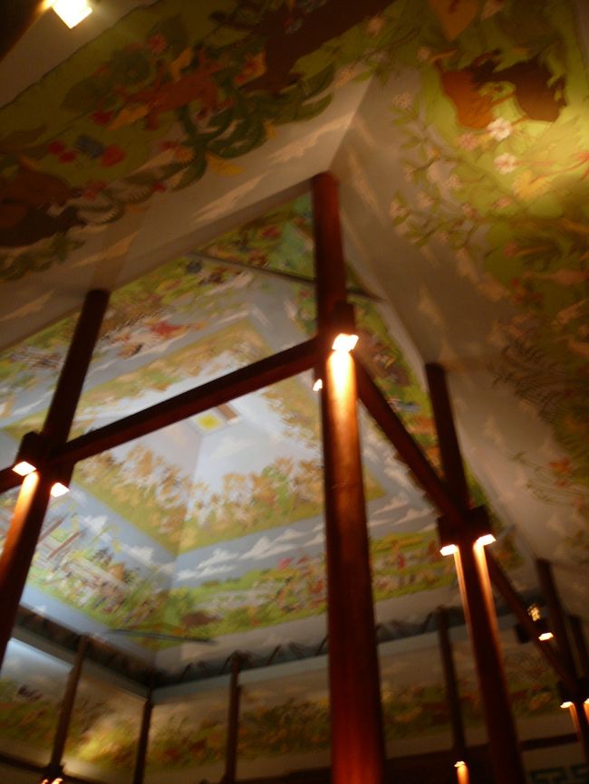 そろそろ空港に向かう時間。<br /><br />最後にロビーの天井絵をパシャリ。