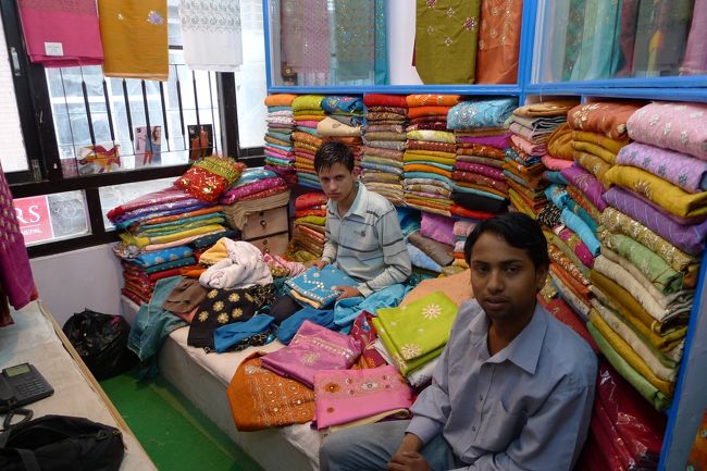 それに味をしめて地元の人向けのお店でもう1着オーダー。というより今日着ているのは先月インドで作った無地でさわやか〜なカンジのヤツなんだけどネパリガール達を見ていたら典型的なキラキラドレスが欲しくなっちゃって。<br /><br />写真左のお兄さんが持っている水色の生地でオーダー☆<br />夏用にノースリーブで。パンツはチュリダール（レギンスみたいに裾がくしゅくしゅとなる細身のタイプ）が好き。