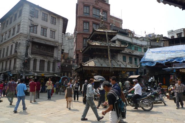 地元の人達が行きかうアサンチョーク付近。<br /><br />タメルから数分歩くだけで、すぐこんな風景に出会える。<br />道端に野菜や日用雑貨を並べて売ってる。