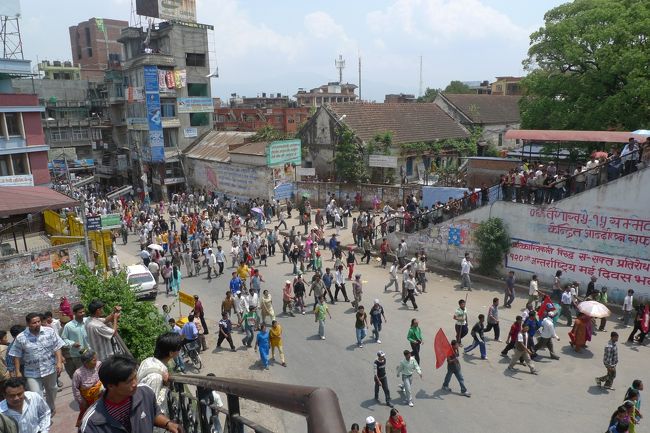 午後からは荷物を宿に残してヒマラヤが見えるというナガルコットへ1泊でお出かけ。<br /><br />途中バクタプルという町で路線バスを乗り継いで行く。<br />ところがバクタプル行きバス乗り場がデモで封鎖されており、地元の人に助けてもらいながら何とかバスを発見。