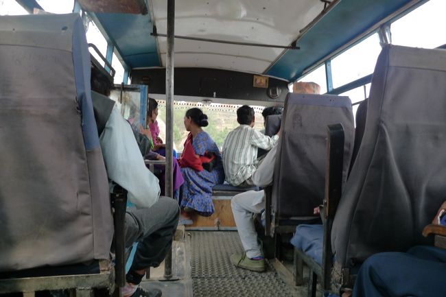 バクタプルから先ナガルコット行きバスの車内。<br /><br />この写真は到着寸前に撮ったのでイメージわかないけど、出発する時はすし詰め状態。都内のラッシュアワーの比じゃない。