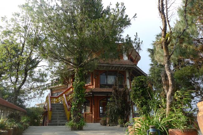 適当に見つけた本日のお宿。<br /><br />どこにも看板がなく、もちろんガイドブックにも載っていないので名前は分からず。シングル・共同水シャワー・窓からの絶景付きでRs150＝200円弱。<br /><br />ナガルコットはやや相場が高く有名な雲海のドミでもRs200するので結構お得じゃない？