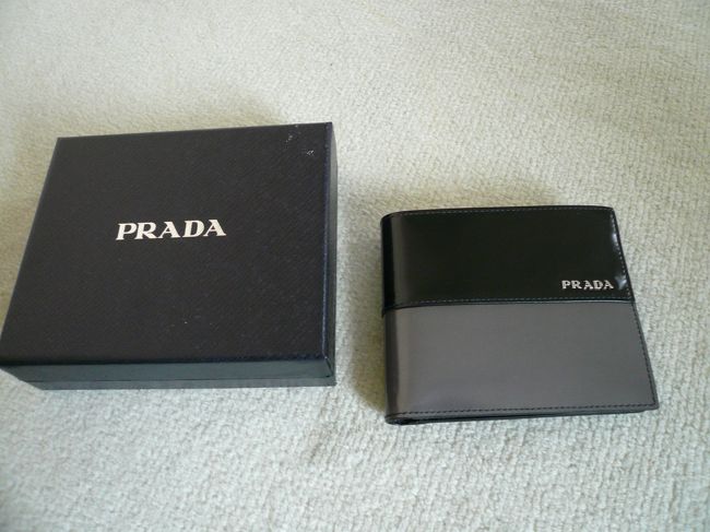 プラダの財布（実は、台湾のトランジットで買いました。）<br /><br />妻の父親へ買ったものです。<br /><br />9500台湾ドルでした。
