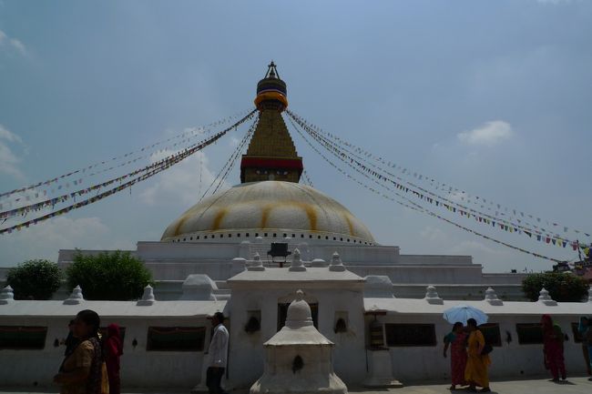 結局ヒマラヤは見えず、翌日はサクー経由カトマンドゥ行きのバスをボダナートの近くで途中下車。またも料金所スルー。<br /><br />※ちなみに「歩き方」を読んでいるとカトマンドゥ・ナガルコット間の直通バスは無いように見えるけど、少なくともナガル→カトマンはアリ。しかもボダナート・パシュパティナートという2大観光地の側を通るので利用価値大。ただし、乗り継ぎより運賃は高い(Rs70＝100円弱くらい)<br /><br />