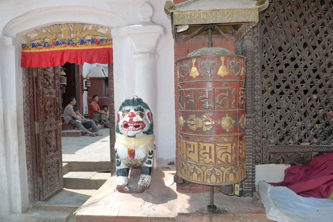 ボダナートのストゥーパ（仏塔）はネパール最大らしいけど、周りをお土産屋さんに囲まれていてやや興醒め。<br /><br />ここからテンプー（10人乗りのオート3輪）に乗ってパシュパティナートへ。<br />同じ大通り沿いなので英語が通じなくても適当なテンプーに乗り込めば近くまで行ける可能性大。