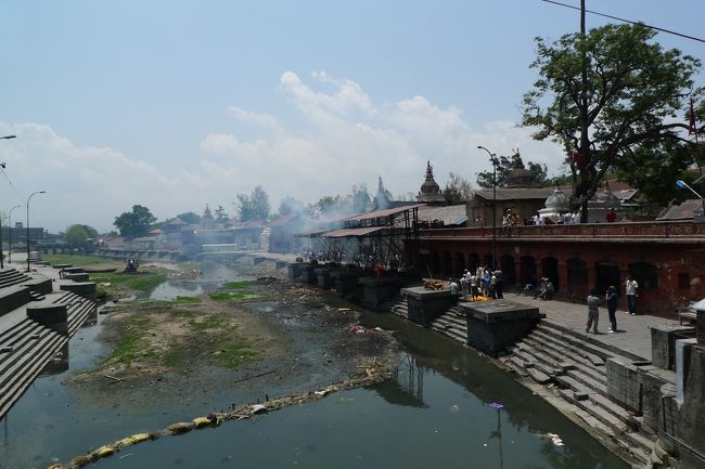 大通りから5分ほど歩いて到着。<br />パシュパティナートと言えば何と行ってもこの火葬ガート。私が行った時も３体が火葬中＋１体が準備中だった。<br /><br />何を血迷ったのかご遺体の搬入口から入場してしまい、本当にすぐ側を通ったせいもあってニオイはすごくリアル・・・