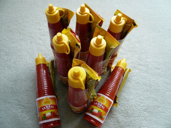ABCのサンバルソース達（カルフールでは3,840ルピー・約３８円）<br /><br />ナシゴレン、ミーゴレンなどの炒めものに。<br /><br />唐辛子、にんにく、トマト、コリアンダーなどが入っているので、海老チリ、ペスカトーレ、などを作る時にも使えるらしいです。