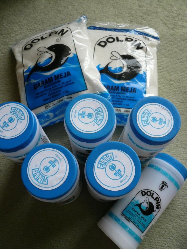 ドルフィンの天然粗塩達<br /><br />カルフールでは大(袋)：5,250ルピー・約５２円、小(ボトル)4,800ルピー・約４８円<br /><br /><br />粗塩ですがサラサラしているので、料理に使い易いです。