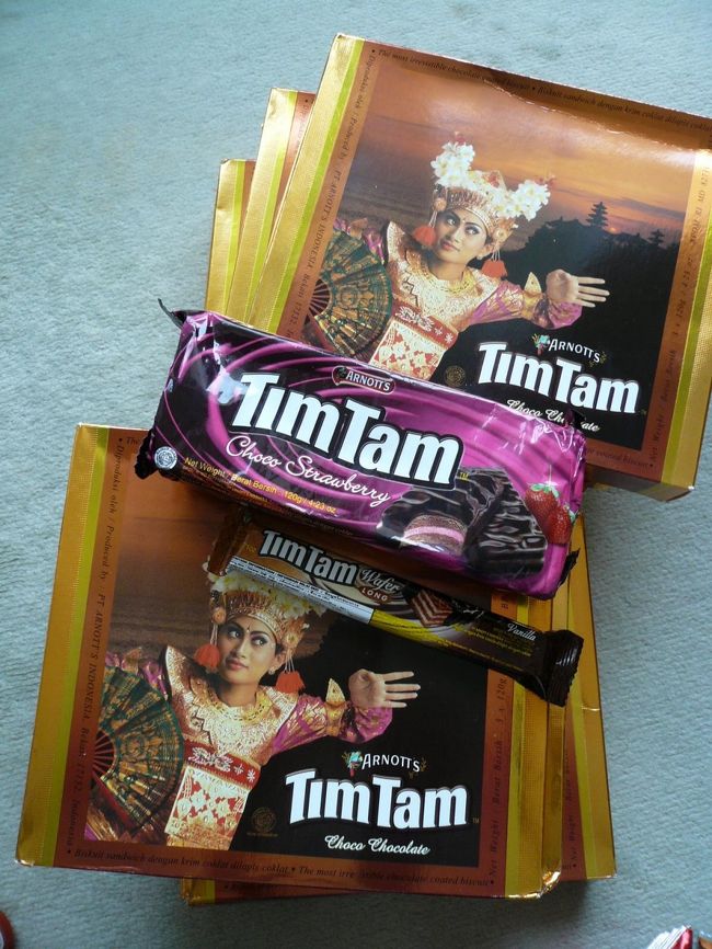 みんな大好きティムタムチョコレート<br /><br />カルフールにて＠32,400ルピー・約３２４円<br /><br />イチゴ味（中央）は6,675ルピー・約６６円でした。<br /><br />イチゴ味の方が好きです。大きいサイズも作って欲しいです。