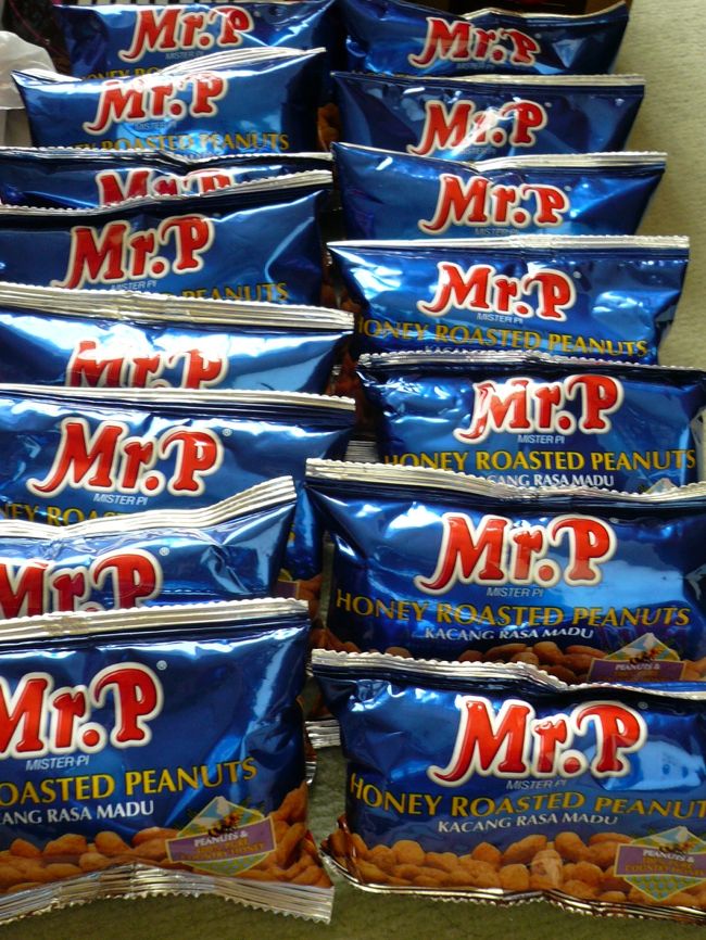 Mr.Pの蜂蜜味（カルフールにて＠3,150ルピー・約３１円）<br /><br />ピーナッツに蜂蜜をコーティングした意外と美味なお菓子です。ビールのおつまみにもなるお菓子です。