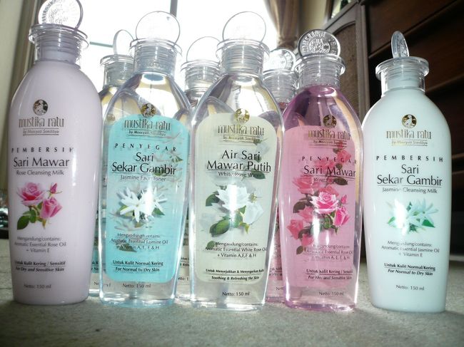 ムスティカ・ラトゥの化粧水(11,150ルピー)＆クレンジングミルク(9,875ルピー)達。<br /><br />左からクレンジングミルク（ローズ）、化粧水（ジャスミン）、化粧水（ホワイトローズ）、化粧水（ローズ）、クレンジングミルク（ホワイトローズ）　すべてカルフールにて購入しました。<br /><br />中央のホワイトローズが一番良い香り。ルルールに混ぜて使用しても良いそうです。<br /><br />２番目の良い香りはジャスミン。ノーマル〜ドライスキン用。<br /><br />ローズの化粧水はドライスキン用。水分不足な３０代夫婦には実用的な一品。ホワイトローズに比べ香りは控えめ。