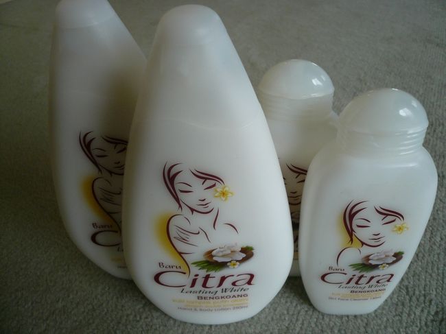 シトラ<br /><br />左：ハンド＆ボディローション12,275ルピー<br /><br />右：クレンジングミルク8,790ルピー<br /><br />可愛いパッケージはカルフール店内で目立っていました。<br /><br />ジンジャー、グリーンティなどありますが、美白効果のあるBENGKOANGを選択しました。<br /><br />ローションはさっぱりした使い心地。控え目な香りは思ったよりも持続します。