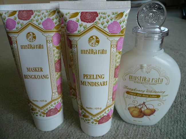 ムスティカ・ラトゥ<br />左　：マスクパック21,875ルピー<br />中央：ピーリング　21,875ルピー<br />右　：ハンド＆ボディローション12,850ルピー<br /><br />DFSの横にあるハイパーマートにて購入しました。<br /><br />マスクパックは洗い流した後お肌しっとり。<br /><br />ピーリングは細かい粒子でとても良い香り。<br /><br />ローションはサラッとした使用感でベンコアンの優しい香り。