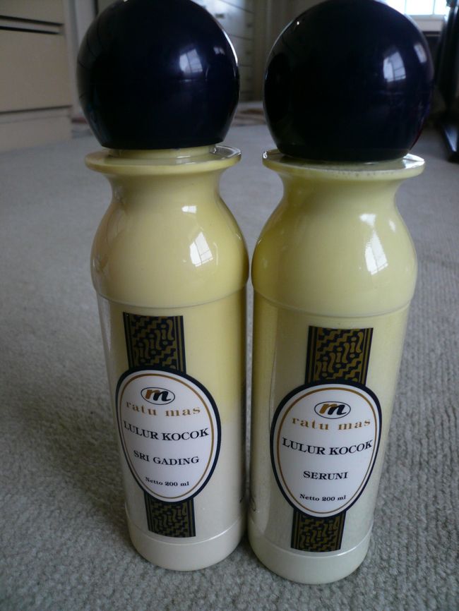 ラトゥ・マスのルルール・コチョック18,775ルピー<br /><br />左：SRI GADING　ベビーパウダーのような良い香り<br /><br />右；SERUNI　シャンプーで嗅いだことのある爽やかな香り
