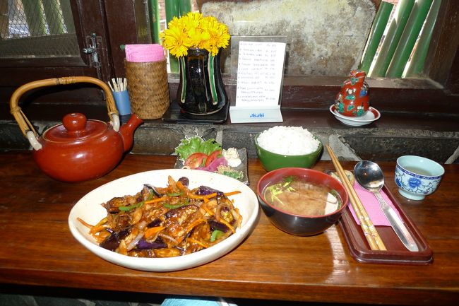 大通りに歩いて戻り再びテンプーでカトマン中心地へ。女性ドライバーは全く英語を解さず今度はどこか分からない場所で降ろされてしまったので英語ができる少年にタメルまで連れて行ってもらう。<br /><br />タメルに戻って昼食。日本食「一太」のナスチリ定食200円ちょっと。海外では絶対地元メシonly、日本食は絶対NG主義だけどネパールで食べる日本食はある意味の観光ハイライトの一つ。安くて驚くほどレベルが高い。長期旅行者が沈没するのも納得。