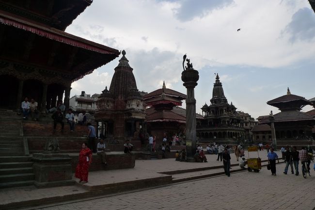 パタンのダルバール広場は本当に絵になる。これぞイメージしていたネパール！！<br />入場料はRs200らしいけど、これは私がネパリコスプレ（？）をするまでもなくスルーできそう。どこがチケットオフィスなのかも分からなかった。<br /><br />でも貴方の払うRs200で歴史的建造物は保存され続けます。心ある旅行者の皆さんはきちんとオフィスを探して支払いましょう（笑）。