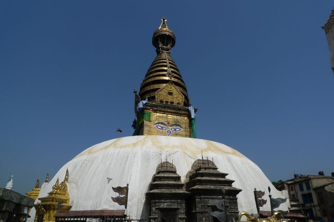 最後の観光はこの旅の目的でもあったスワヤンブナート。<br />昨日のパーティーで知り合ったネパリにバイクで入り口まで送ってもらい、今日もチケットブースでは呼び止められず中へ。（この旅でついに一度も入場料を払わなかった…）<br /><br />「ついに来た〜」ってカンジ。そうそう私はこれが見たくてネパールに来たのよ！