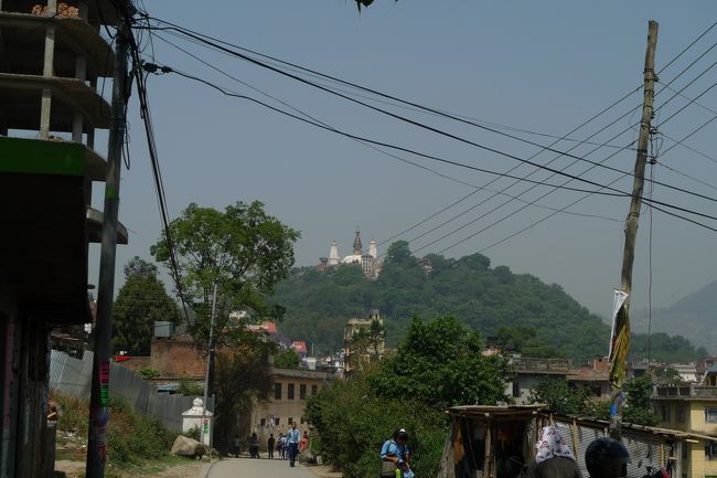 離れてみるとこんなカンジ。<br /><br />世界中どこに行っても思うけど、本やTVで見ていた場所に実際自分で立ってみるとメチャクチャ感動する。<br /><br />「世界って意外に狭いよな〜。行こうと思えばどこでも行けるよな〜。次はどこを征服しようか（笑）」<br />みたいな。