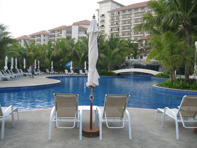 ブセナのプールから。<br /><br />すぐ隣には屋内プールも設けられていますが、やっぱり晴れた日はこのイスでカクテルでも飲みたいものですね。（１杯￥１０００くらいでしたが、ものすごく大きかったですよ。）