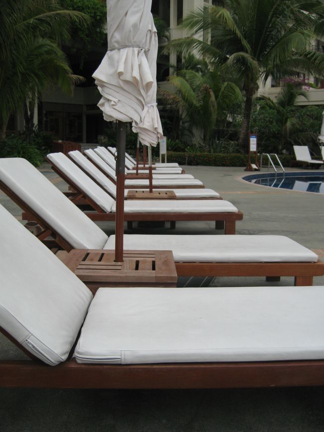 イスがいっぱい。<br /><br /><br />少し寒かったのでプールに入っている人は一人もいま<br /><br />せんでした。