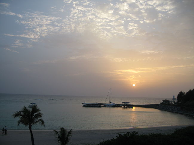 とても綺麗な夕日です。<br /><br />おいしい料理と綺麗な景色を堪能し１日目は終了しま<br /><br />した。<br /><br /><br /><br />