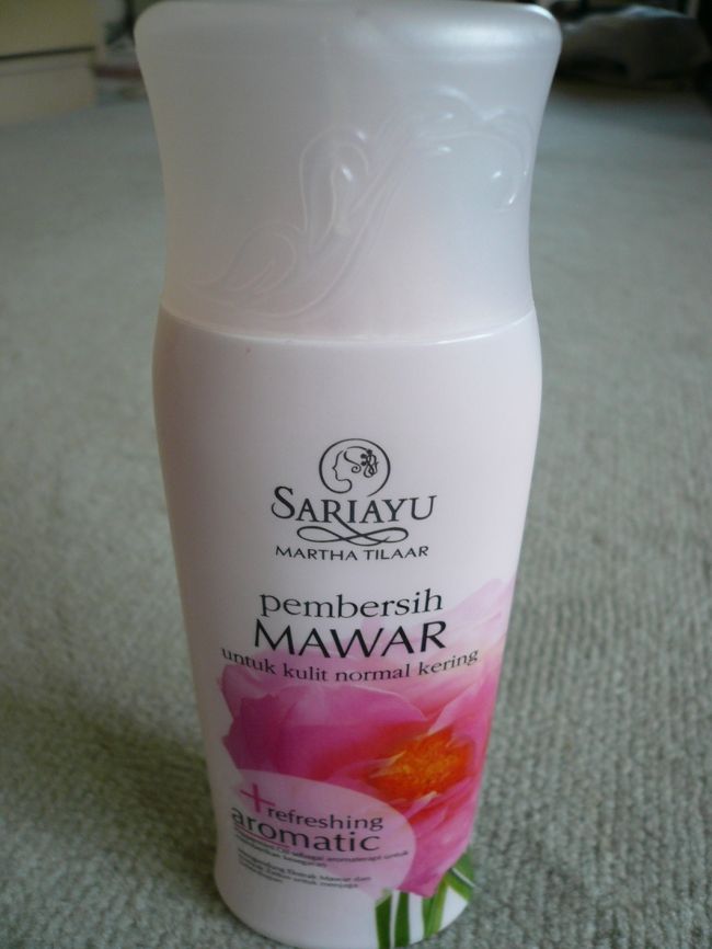 サリアユのクレンジングミルク。<br /><br />クレンジングの中ではなかなかのアロマ効果だと思います。<br />ペパーミントオイル配合で、ローズと爽やかな香りがお化粧おとしを楽しくしてくれます。