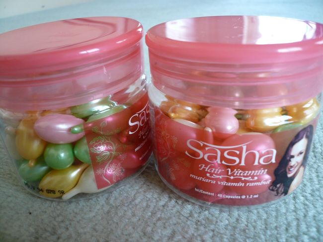 サシャのヘアビタミン。（洗い流さないタイプ）<br /><br />4種類４０カプセル入り21,500ルピー<br /><br />見た目もカラフルで可愛い♪<br /><br />お風呂で使うとカプセルごと溶けて使えます！！