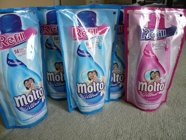 モルト　ウルトラ　詰め替え用（濃縮タイプ）　<br /><br />ピンク、ブルー共にカルフールで7,810ルピー<br /><br />ブルーは白いお花の絵。甘すぎない爽やかな香り。ダウニーで例えるなら緑のキャップの物に似ているかな…<br /><br />ピンクはユリのお花の絵。フローラルの優しい香りは女子に人気のよう。<br /><br />14日間香りが持続します。濃縮タイプで使用量は従来の１/２　　と書いてあります。<br /><br />もう少し使用感を細かく紹介したいところですが使っていない物もある為また後日書き足したいと思います。<br /><br />良かったらまた見て下さい。<br /><br />　　 LOVE&amp;TRAVEL         