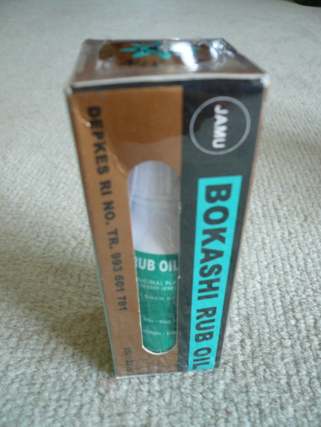 バリの家庭では１家に１本　ボカシオイル<br /><br />日本のタイガーバーム<br /><br />薬局で33,000ルピー（３５mｌ入り）