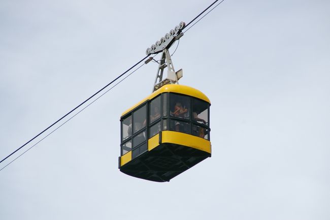 ロープーウェイで一気に川を渡り対岸の丘の上まで渡れるが、歩いて行くことに。