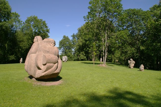 インドリス・ランカの彫刻だそうだ。