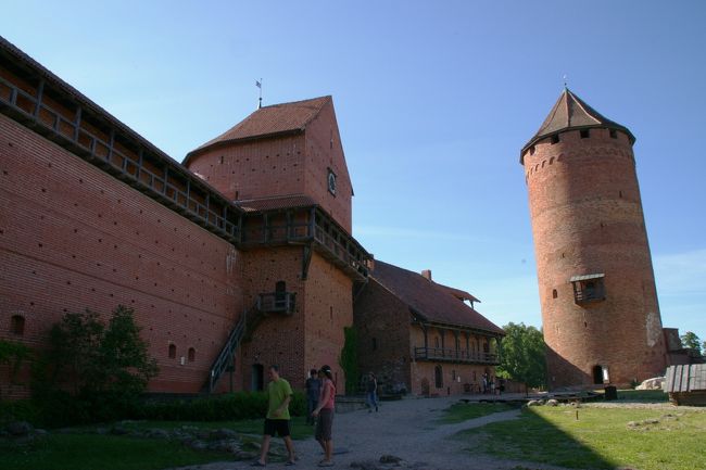 駅から途中宿を探しながらトゥライダ城まで。(入場料2.0Ls)