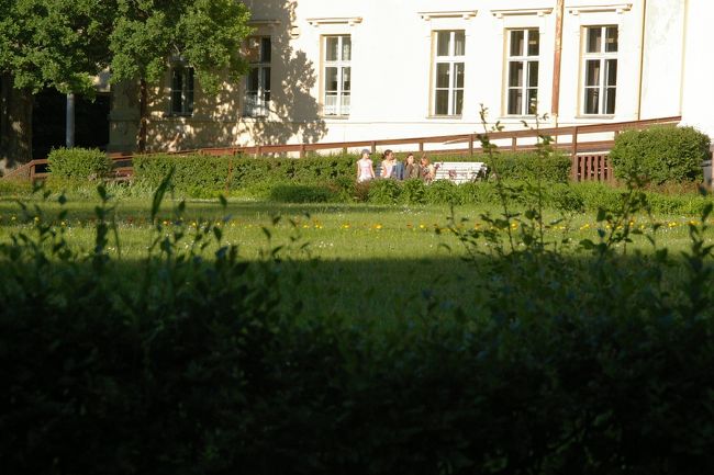 学校の建物の中が受付になっていた。