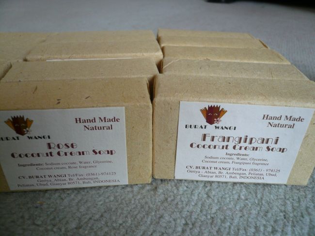 ウブドに工房がある　ブラッド・ワンギの石鹸。<br /><br />ある程度買いたいものをメモしてから行きました。<br /><br />種類が多いので目移りしまくります。<br /><br />香りもずっと嗅いでいると分からなくなってきます。<br /><br />香りが混ざってしまうかもしれないので個別にラップで包んで保存しています。