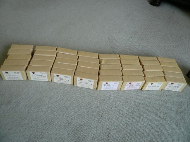 前編では５０個と書きましたが、全部で４０個買いました。<br /><br />Unscented（無香料）＠9,500ルピー<br /><br />Coconut(ココナッツ）＠10,800ルピー<br /><br />rose（ローズ）＠10,800ルピー<br /><br />peppermint（ペパーミント）＠10,800ルピー<br /><br />Citronella（シトロネラ）@10,800ルピー<br /><br />Hibiscus Leaf&amp; coconut peppermint shampoo bar<br />(ハイビスカス＆ココナッツ　ペパーミント　シャンプーバー）＠12,200ルピー<br /><br />0range&amp;Honey(オレンジ＆ハニー)＠12,800ルピー<br /><br />Frangipani(フランジパニ)14,900ルピー<br /><br /><br />フランジパニはタンスに入れると良い香りが移ります。