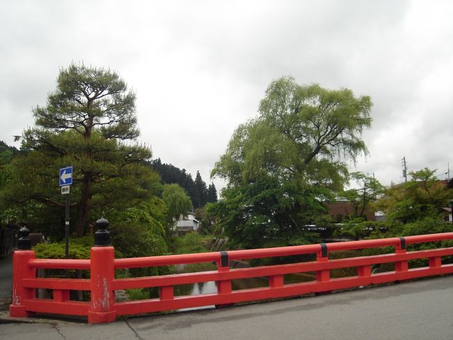 中橋を渡ると古い町並みがあります。<br />下を流れるのは宮川。<br />ただの橋だけど情緒があります。