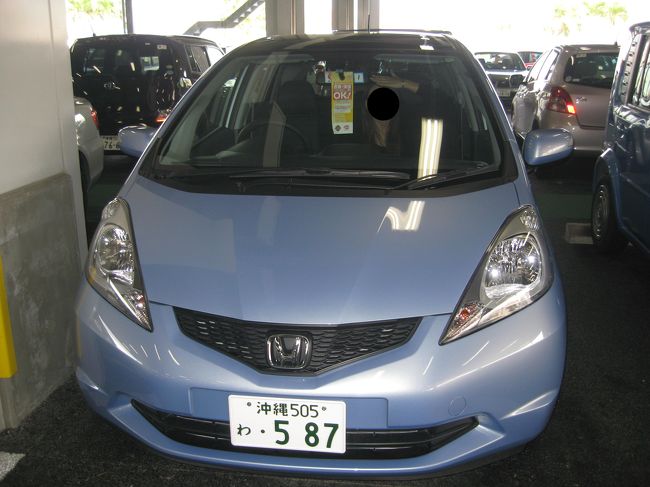 移動はレンタカー！！ホンダのフィットです。<br />（スカイルーフ付き！）<br /><br />レンタカー会社は空港から送迎バスで１０分くらいで<br />す。<br /><br />本日の宿泊地であるブセナテラスに出発！！