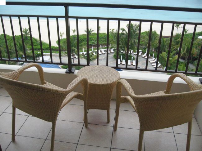 噂のベランダです。右を見ると２〜３ｍ離れて隣のベランダが見えます。