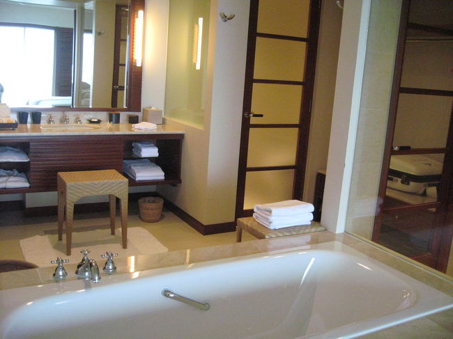 お風呂の写真。<br /><br />手前に戸がついていて部屋とお風呂を区切ることもできます。