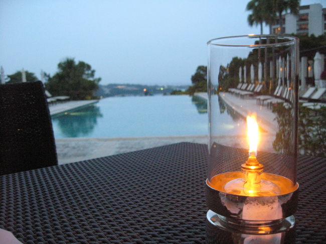 日も落ちてきて、テーブルにはランプの火が灯りました。　　　<br /><br />ここの雰囲気はとても良く、気がつくと２時間くらい居座ってしまいました。　　　　　　　　　　　　　　　　　　　<br /><br />