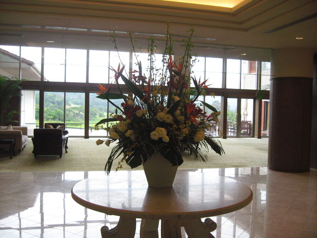 朝食はゴルフ棟でいただきます。<br /><br />入ってすぐのロビーから。