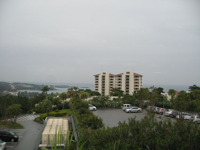 遠くに見えるのが宿泊棟になるクラブタワーズです。<br /><br />ここの施設は他にゴルフコテージと受付等があるメイン棟の計３棟が同じ敷地内に建てられています。<br /><br />ちなみにこれは迷ってしまい一番上のゴルフ棟から撮った写真です。