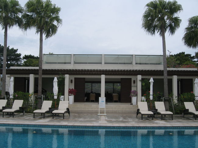 ここは図書室になっています。昼はドリンクのサービスが、夜はバーになっていました。<br /><br /><br />早速コーヒーを注文。静かで落ち着いた時間を過ごすことができました。<br />